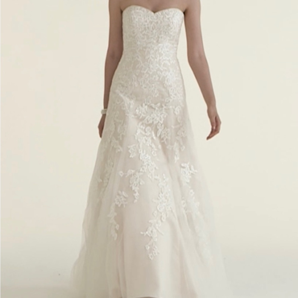 David’s Bridal Sweetheart A-Line Tulle & Lace Wedding Gown in Ivory (Listing 1)